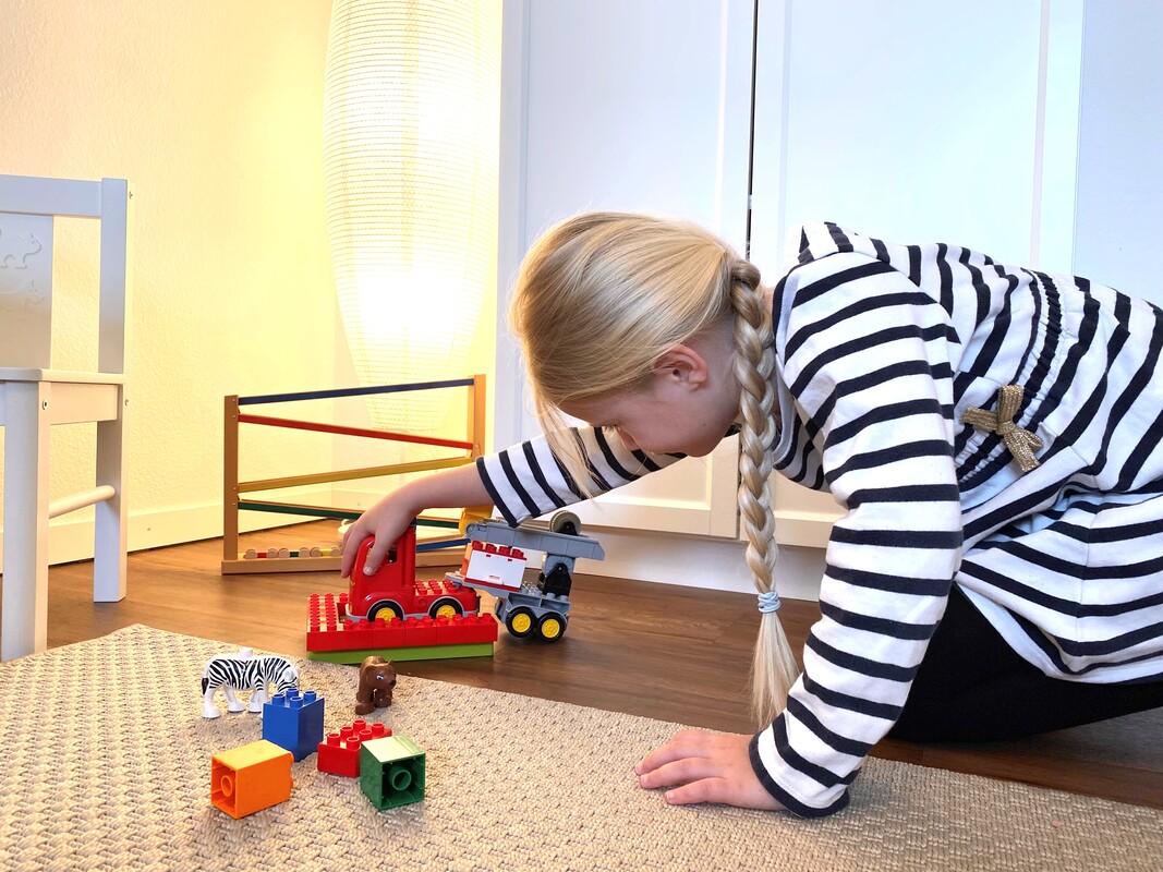 Kind spielt während Sprechstunde in Praxis für Homöopathie & Naturheilkunde Katharina Gassmann-Muggli Kilchberg